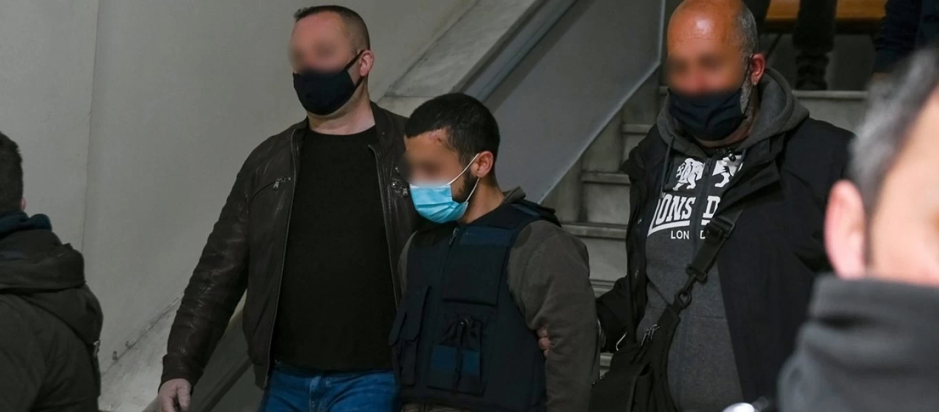 Διπλό φονικό στη Μακρινίτσα: Σοβαρά επεισόδια έξω από τα Δικαστήρια - Προσπάθησαν να λιντσάρουν τον συλληφθέντα (βίντεο)